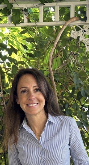 Caroline Marchand, psychologue-psychothérapeute TCC, sous une pergola de jardin