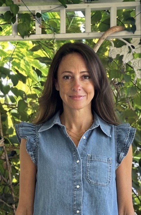 Caroline Marchand, psychologue TCC à Tassin-la-Demi-Lune, souriante devant un jardin
