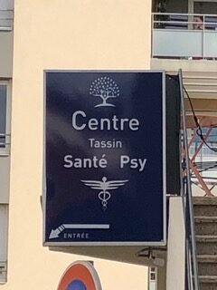 Pancarte du Centre Tassin Santé Psy à l'entrée du cabinet